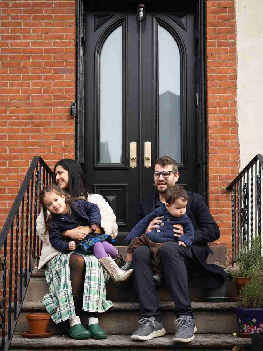 Jeremy Eche con su familia en la entrada de su casa en Brooklyn, Nueva York.