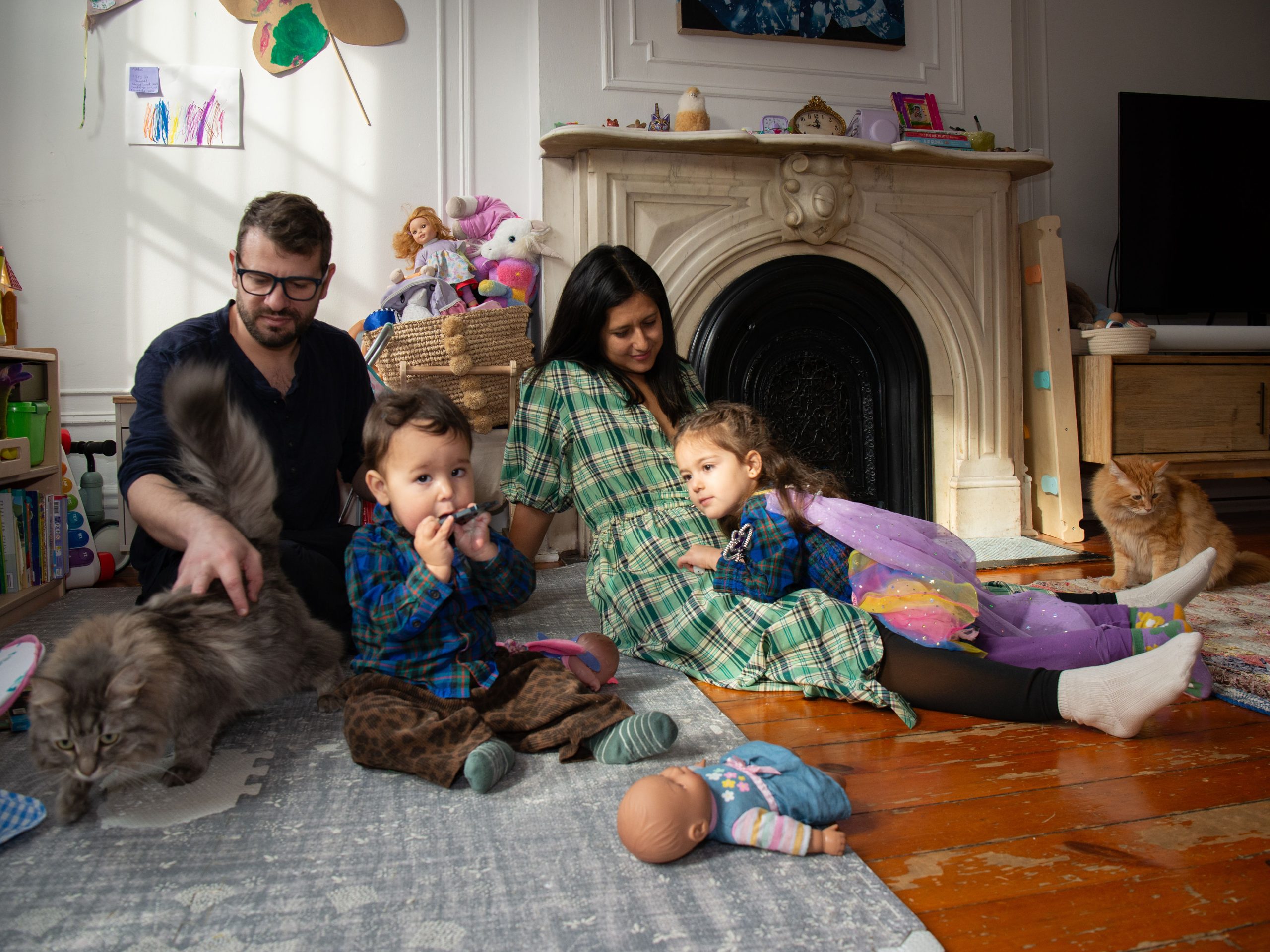 Jeremy Eche con su familia en su casa de Brooklyn, Nueva York.